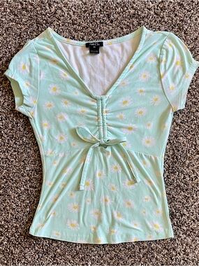 rue21 Mint Daisy Tie-Front V-Neck Crop Top
